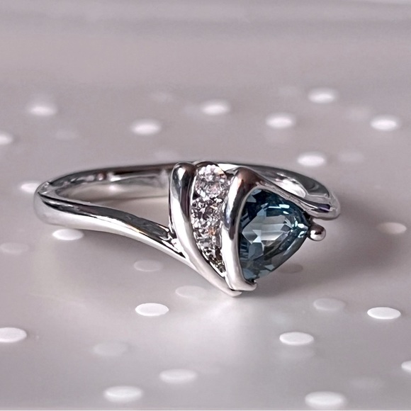 🎉 HP 🎉 Trillion Cut Aquamarine Ring - Picture 5 of 6